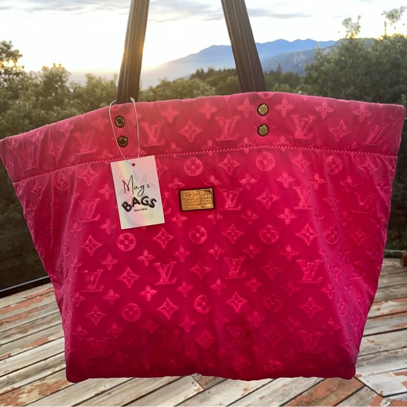Louis Vuitton: Limited Edition Neoprene Scuba LV Monogram MM Tote Bag (Fuchsia) - Picture 4 of 17